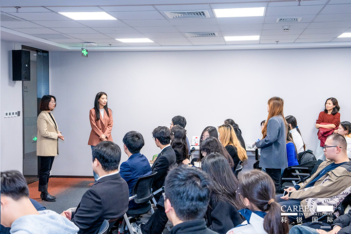 知名人力资源服务商z6com时凯集团国际的相关资深顾问与企业高级负责人在参访末尾回答现场关于人力资源产业的问题